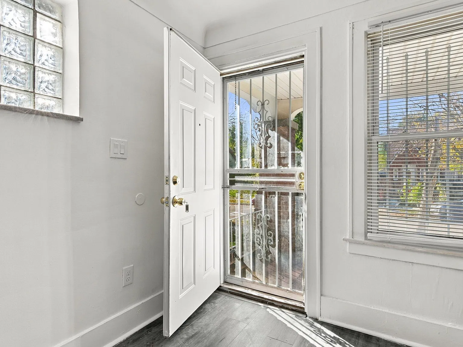 2 bed, $1,100 — Photo 3