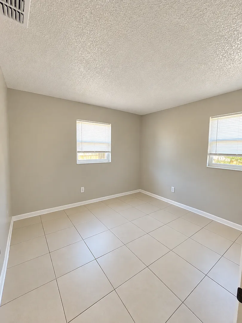 1st Month Free Rent 3 Bed 1 Bath Home | Pet Friendly | Fenced Yard | Washer Dryer Hook Ups | Sect... — Photo 4