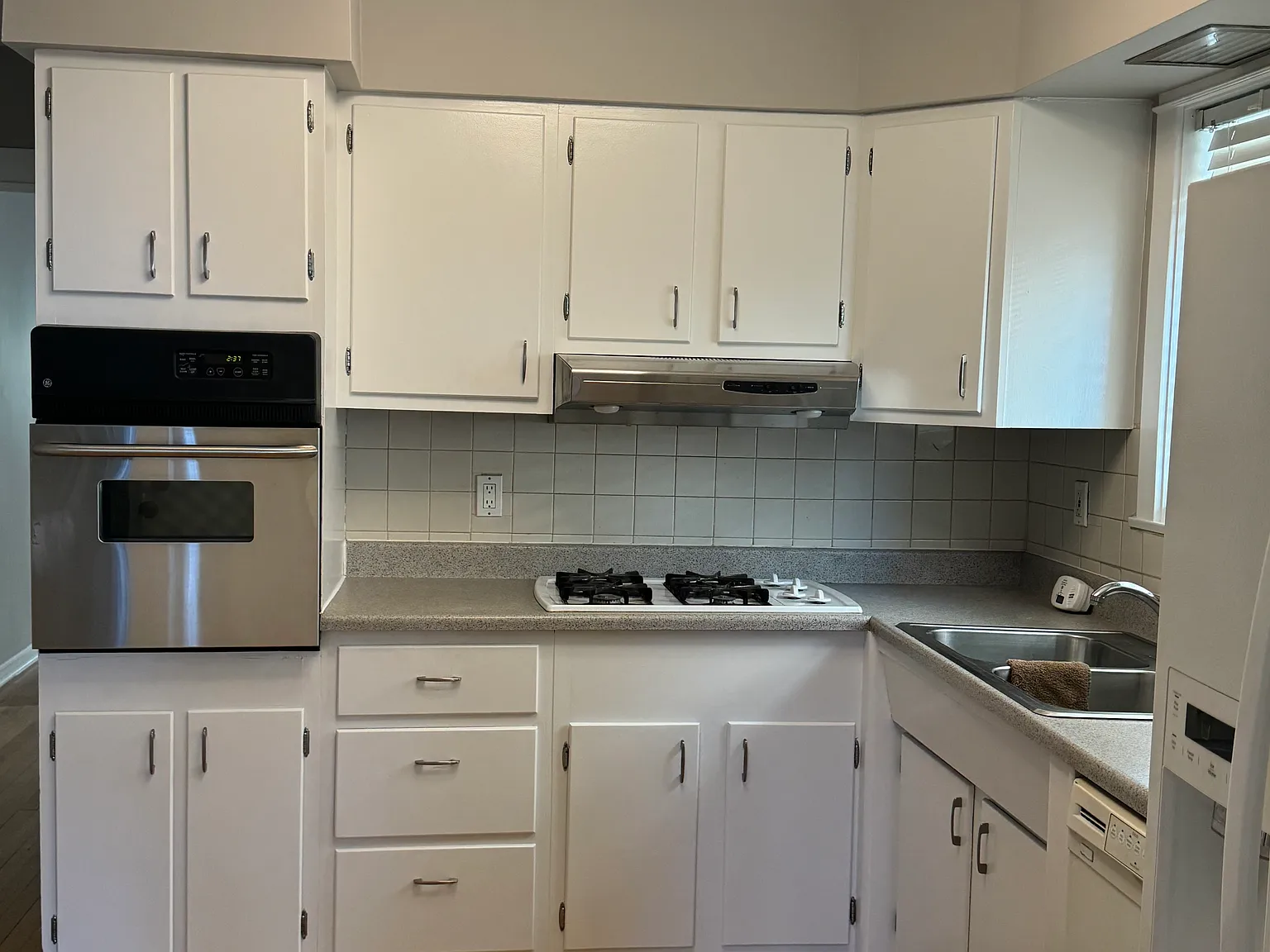 2 bed, 1100 sqft, $2,100 — Photo 2