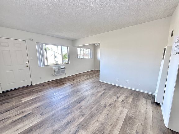 2nd image of 14102 Delano St APT 5