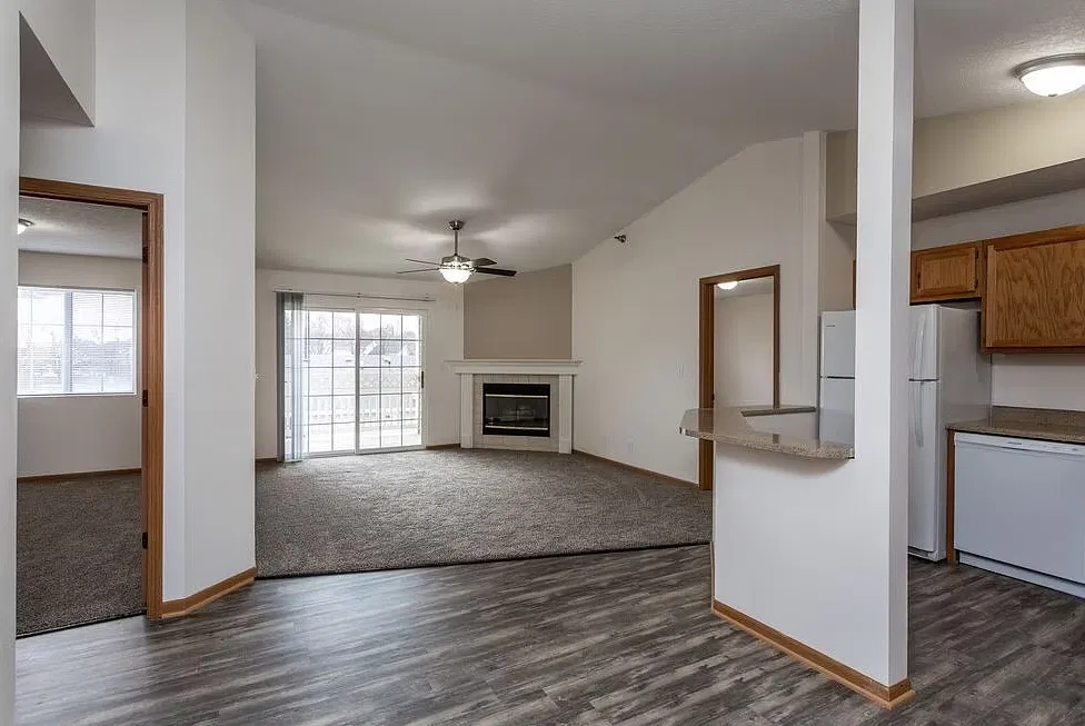 Crown Pointe Apartments — Photo 2