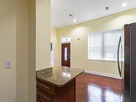 3 bed, 1.5 bath, 2500 sqft, $3,660 — Photo 2