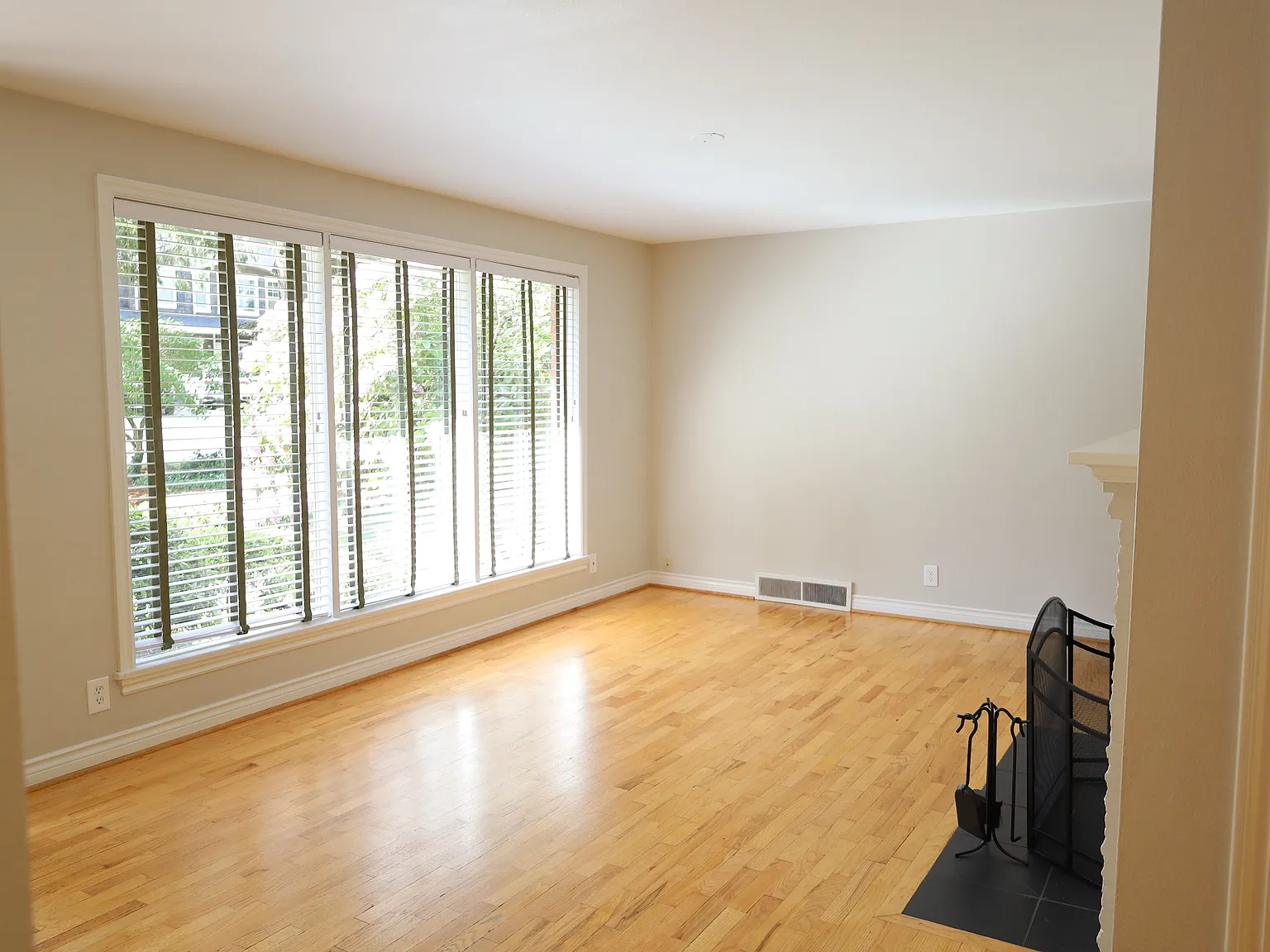 3 bed, 1210 sqft, $4,200 — Photo 4