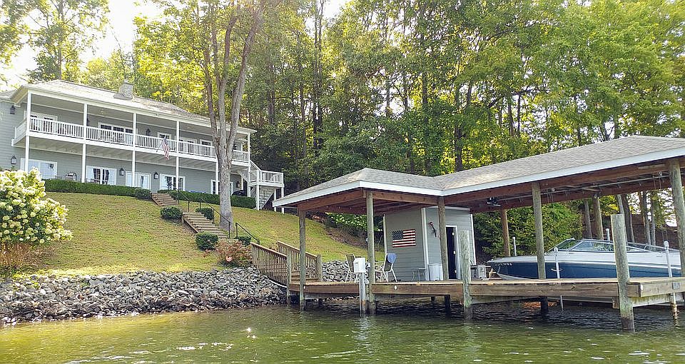 2nd image of 130 Sterling Cir