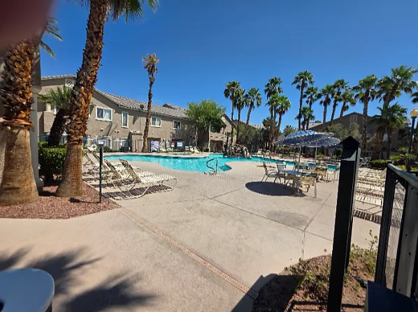 2 bed, 1000 sqft, $1,600 — Photo 2