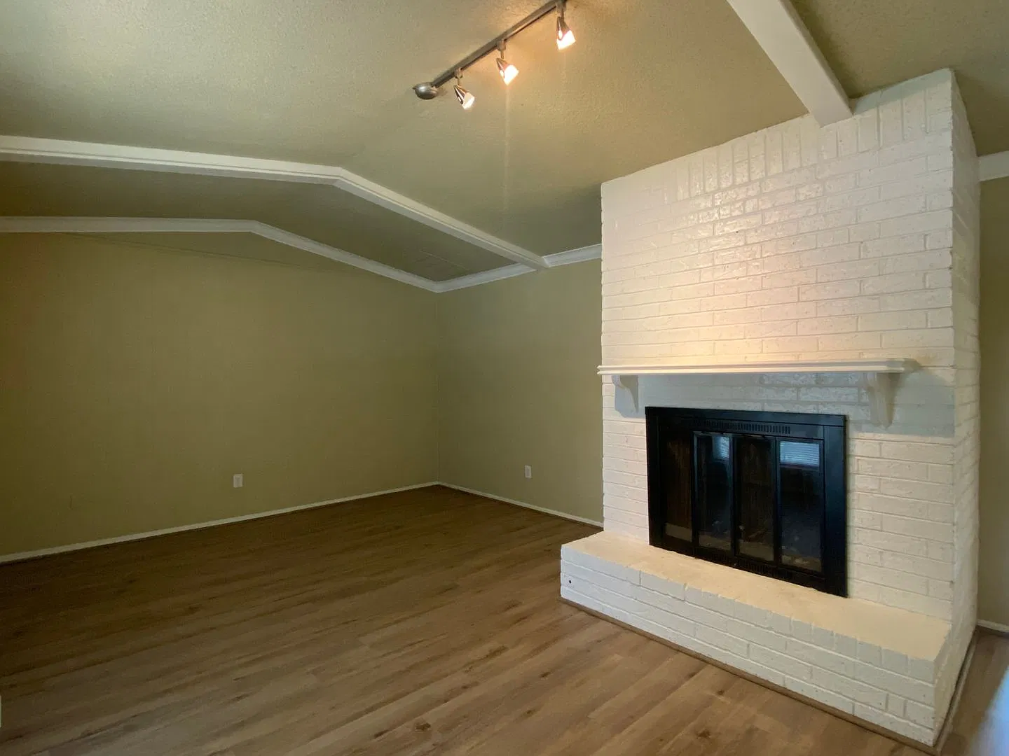 4 bedroom, 2 bath house!! — Photo 3