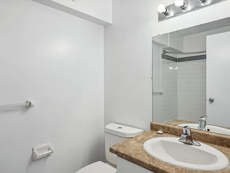 400 Sandringham Cres — Photo 9