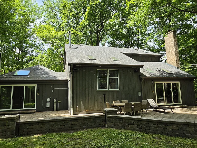 76 Lincolnshire Dr — Photo 3