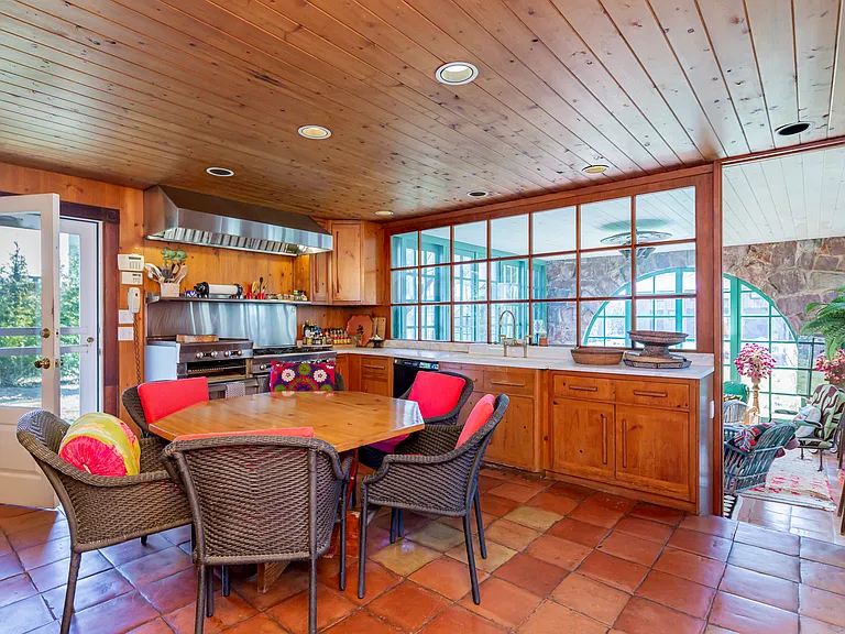 57 Jobs Ln — Photo 7
