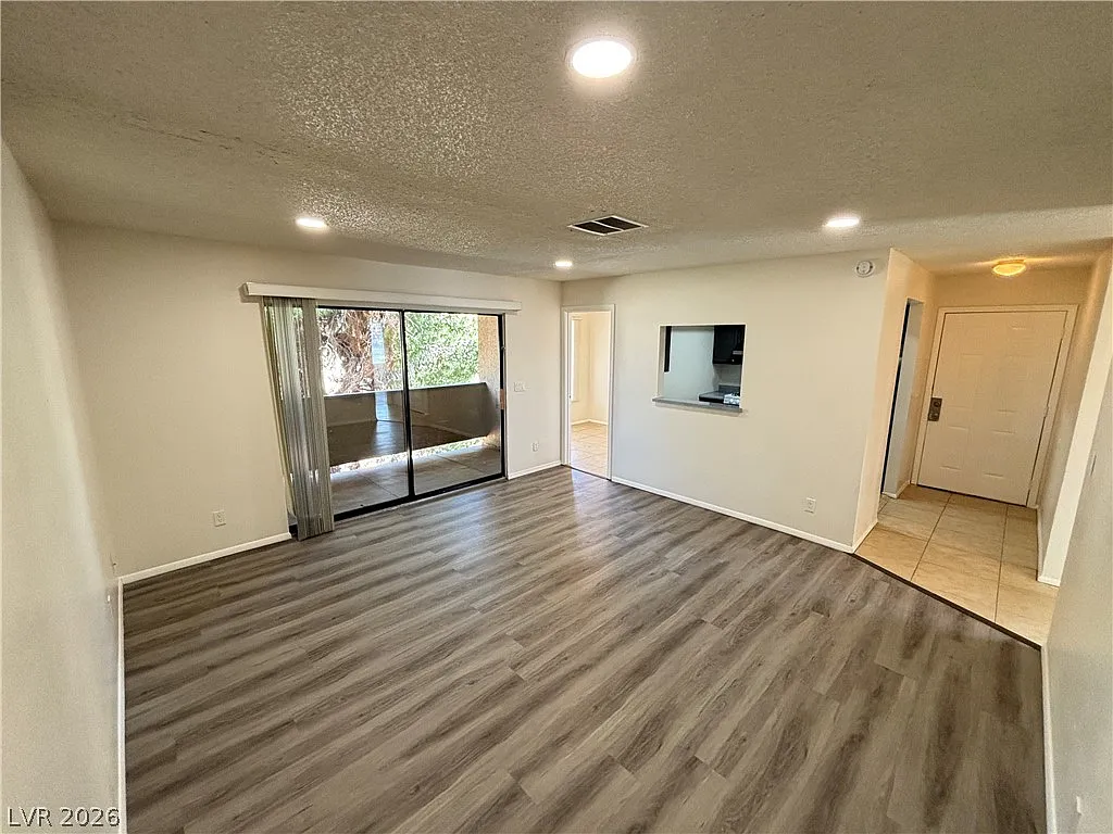 2 bed, 2.0 bath, 3672 sqft, $1,145 — Photo 3