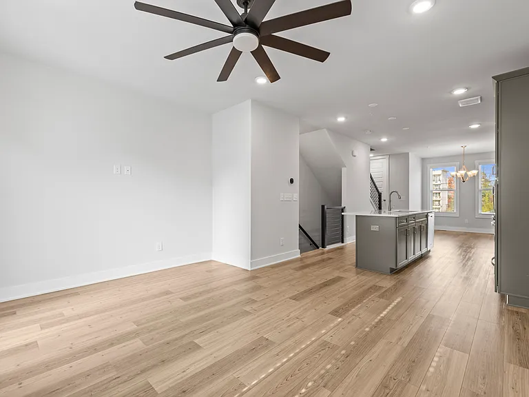 539 W Tremont Ave — Photo 13