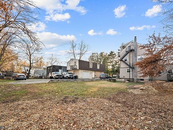 5th image of 194 Saddle River Rd