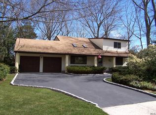 11 Russet Ln, Lake Grove, NY 11755