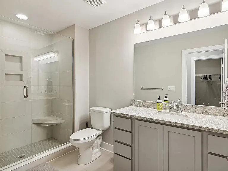 2535 W Towne St — Photo 12