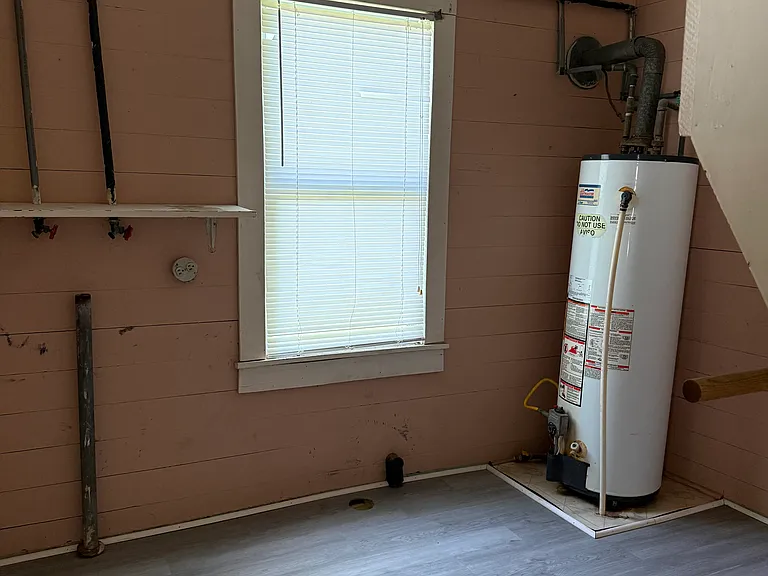 laundry room, washer dryer hookups, hot water tank