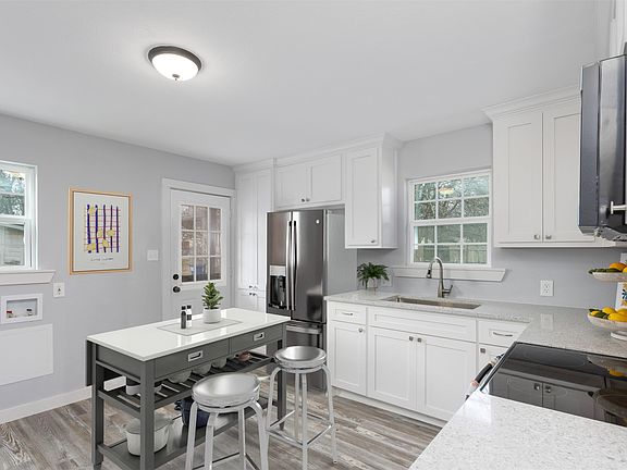 3rd image of 310 Dogwood Ave