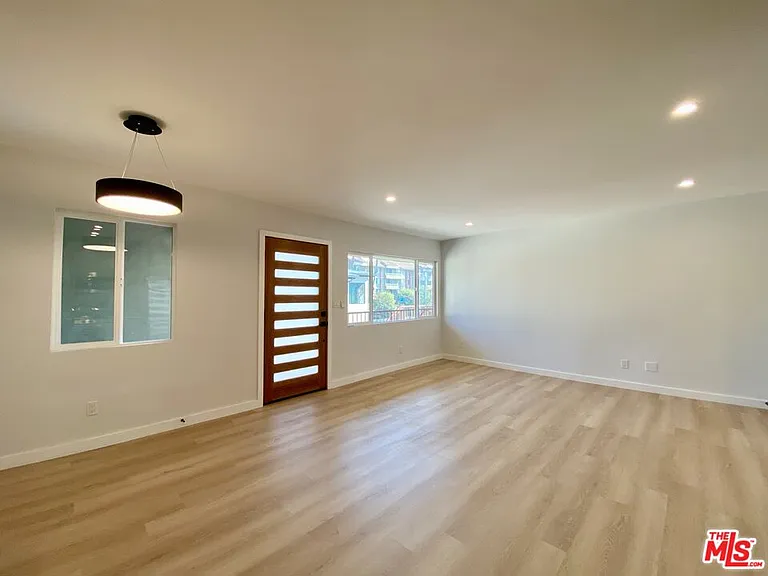 3207 W 3rd St #4 — Photo 5