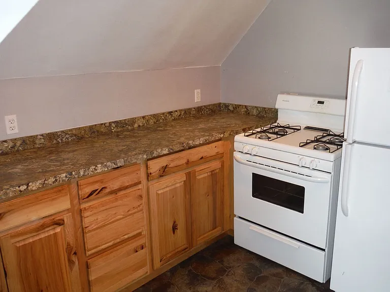 453 Glen St — Photo 7