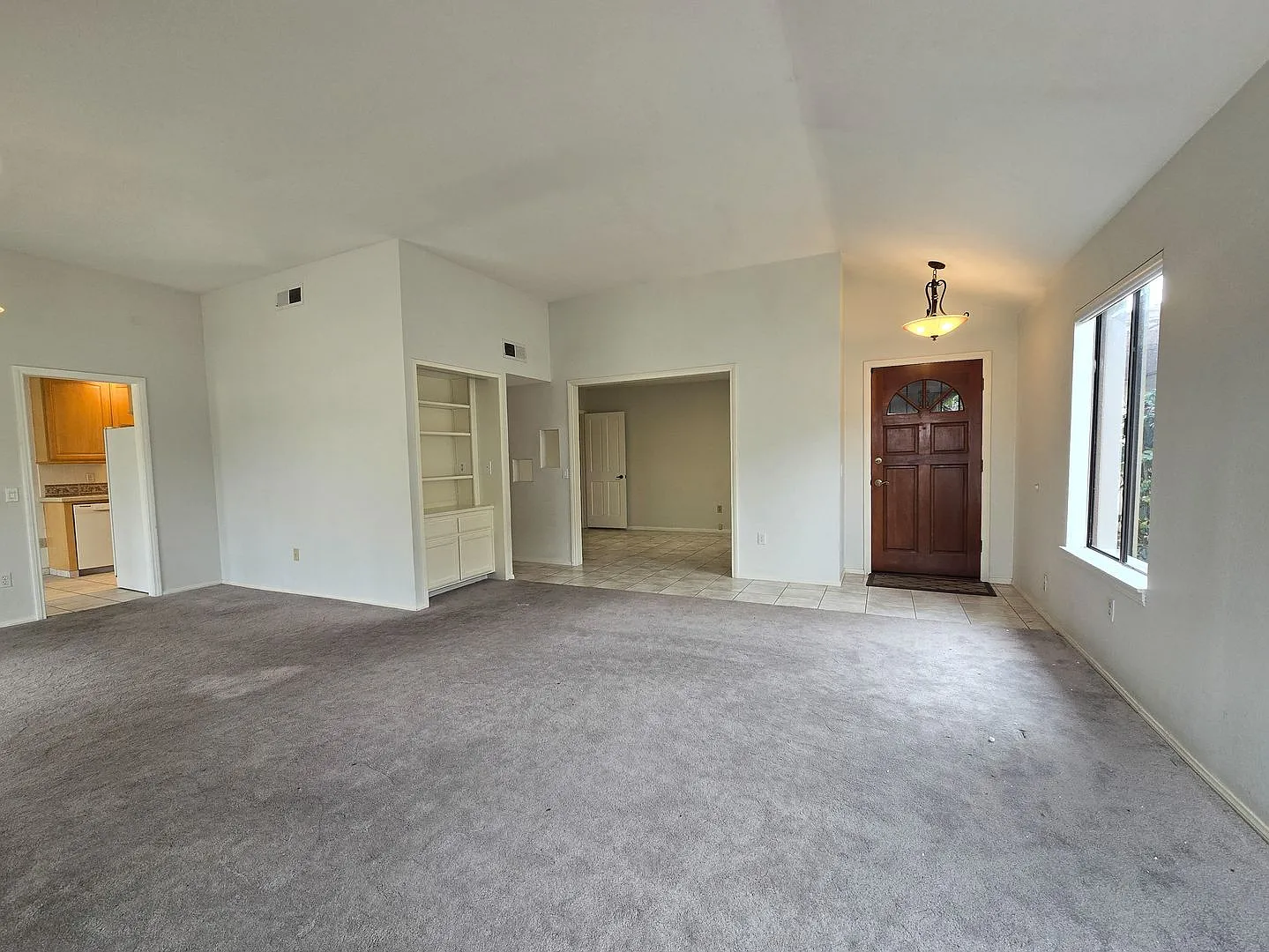 Updated Single level condo in Villa Victoria Available for rent — Photo 3