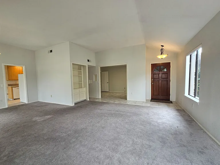 2960 Hyde Park Cir — Photo 3
