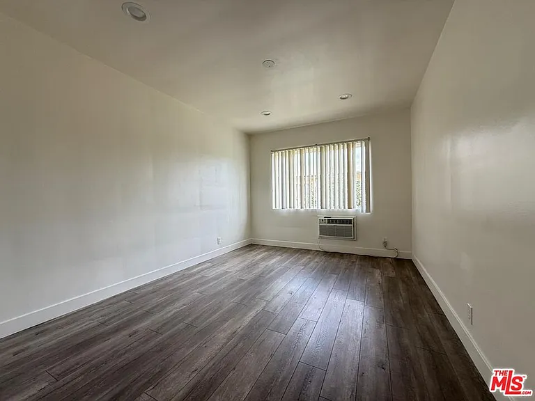 13233 Oxnard St #4 — Photo 13