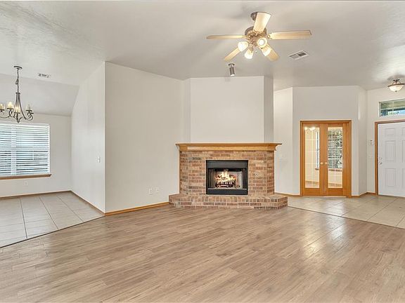 4th image of 504 N Chisholm Trail Way