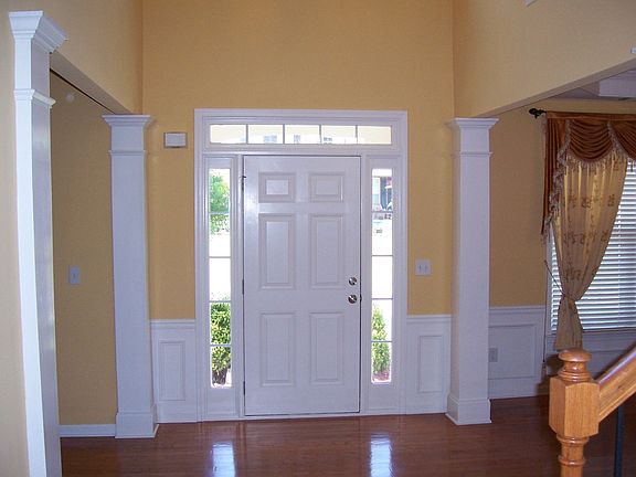 FRONT ENTRANCE / FOYER