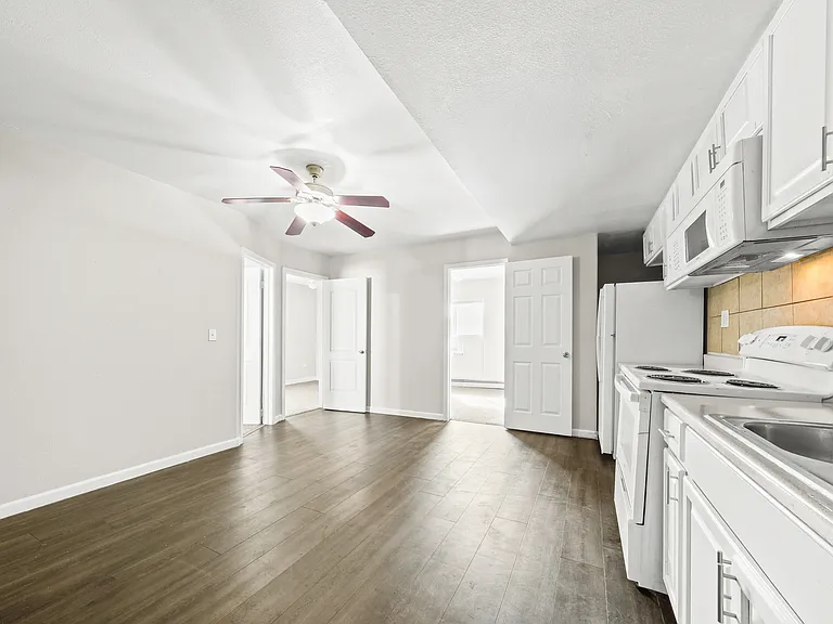 Montego Apartments — Photo 18