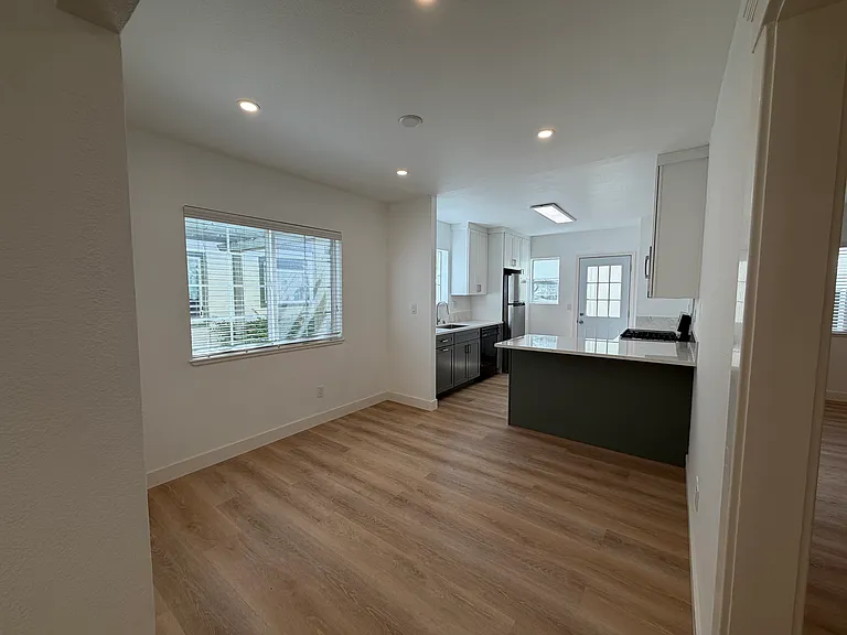 1119 Hopkins Ave — Photo 5