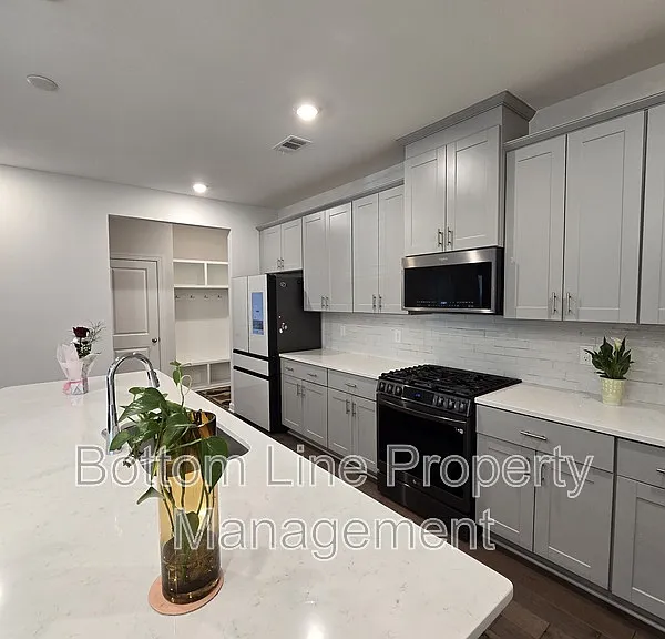 1221 Colgher St — Photo 16