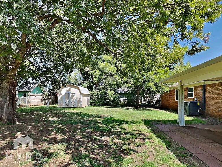 904 Redbud St — Photo 28