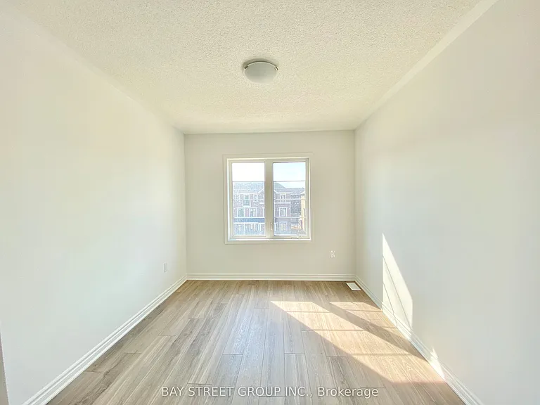 1362 William Halton Pkwy W — Photo 16