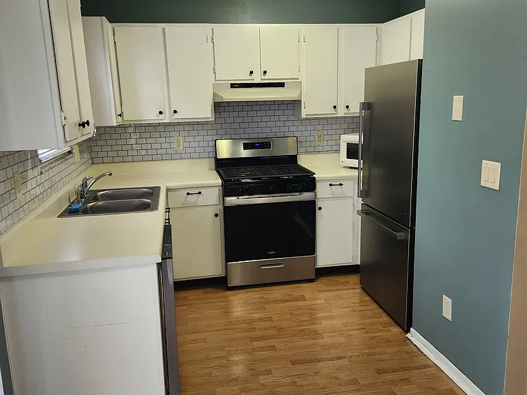 1054 Syracuse Ln — Photo 4