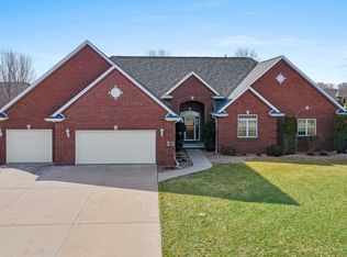 1529 N Honeysuckle Cir, De Pere, WI 54115