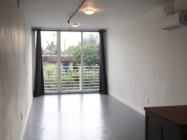 542 SW 3rd St #C2 — Photo 1