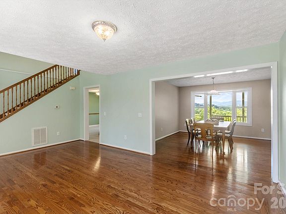 5th image of 293 Sun Meadow Ln