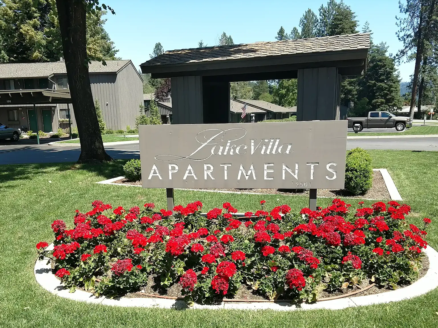Lake Villa Apartments — Photo 2