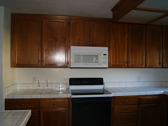 Sunny work-efficient kitchen