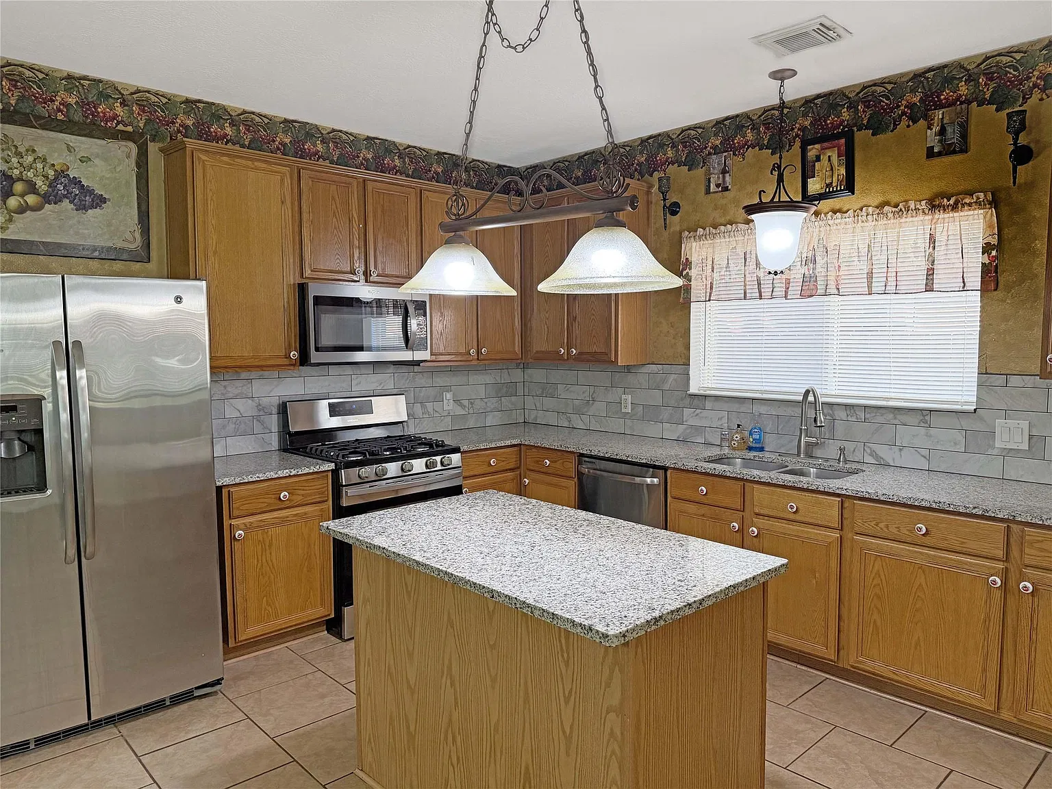 4 bed, 2.5 bath, 2826 sqft, $2,500 — Photo 3