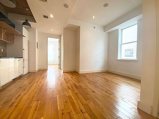 3rd image of 73 Montrose Ave APT 5H