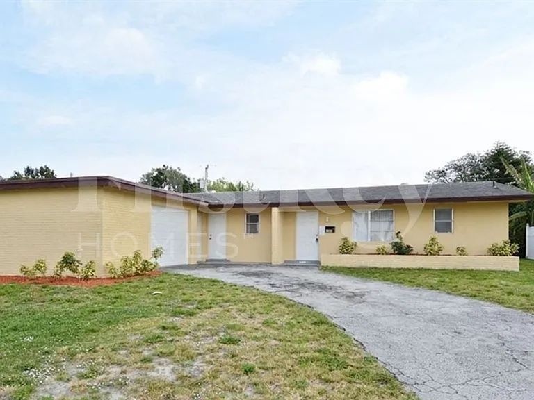 4304 N Shore Dr — Photo 1