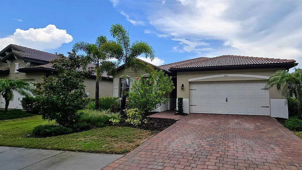 4 bed, 2.0 bath, 2023 sqft, $2,999 — Photo 2