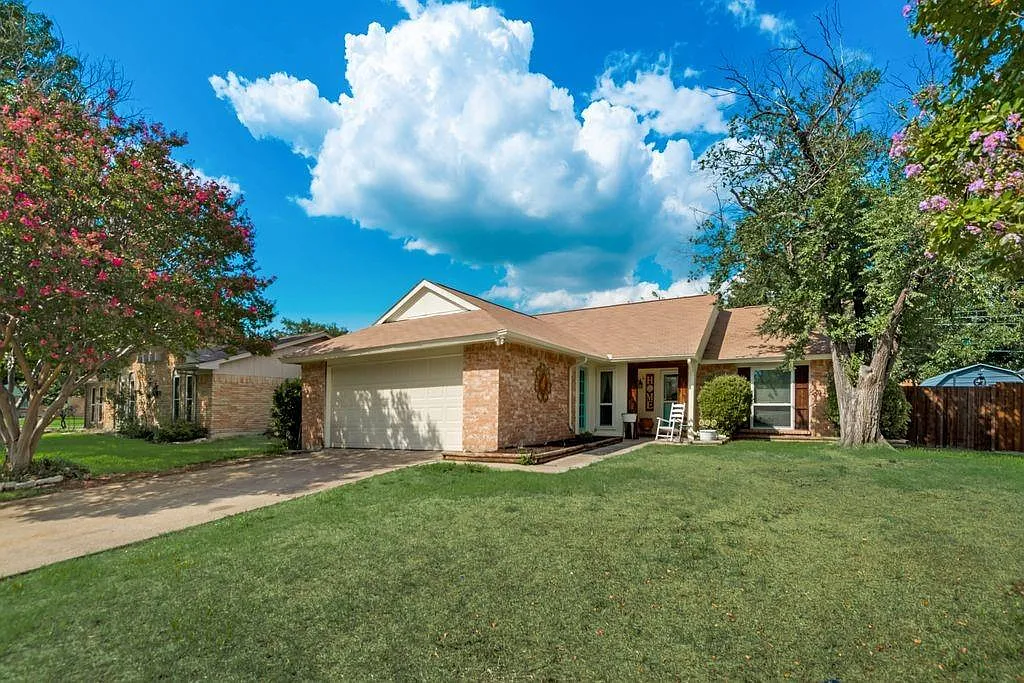 710 Bowie St photo 1