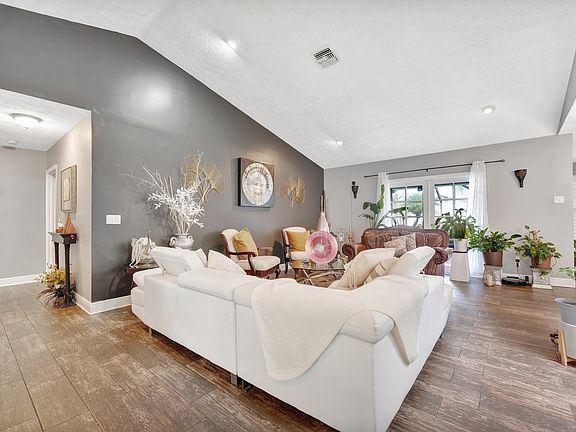 3rd image of 1221 SW 59th Avenue