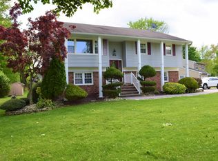 206 Tanglewood Ct, Middletown, NJ 07748