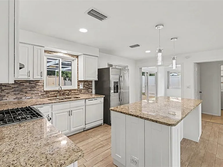 1520 Simmons Dr — Photo 6