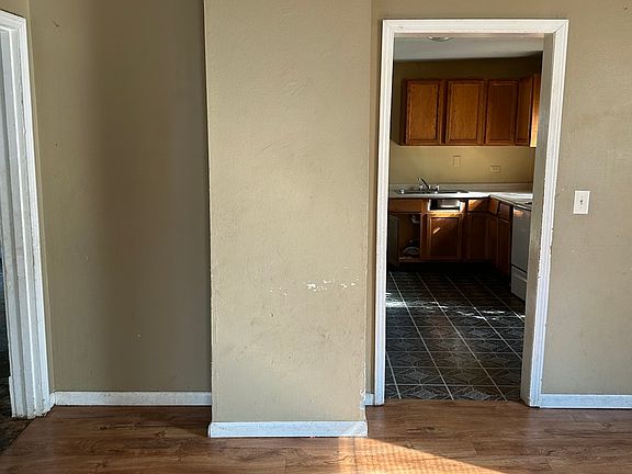3rd image of 613 W Hanssler Pl