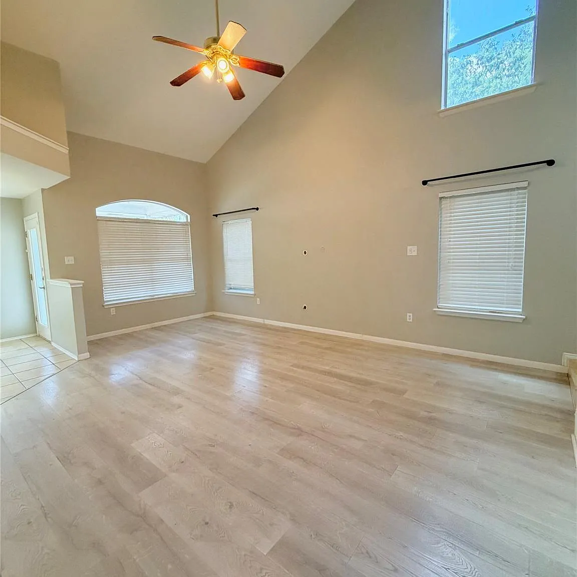 4 bed, 2.5 bath, 1599 sqft, $2,000 — Photo 4