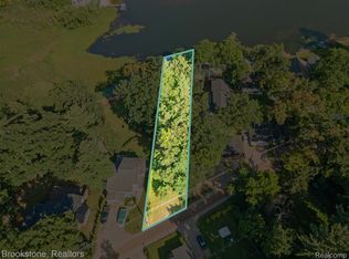 1075 Beach Dr, Lake Orion, MI 48360