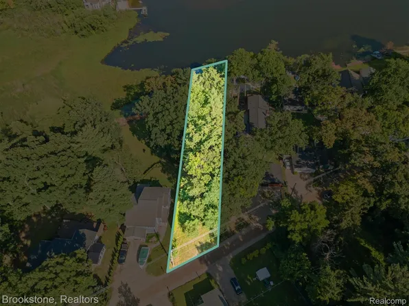 1075 Beach Dr, Lake Orion, MI 48360